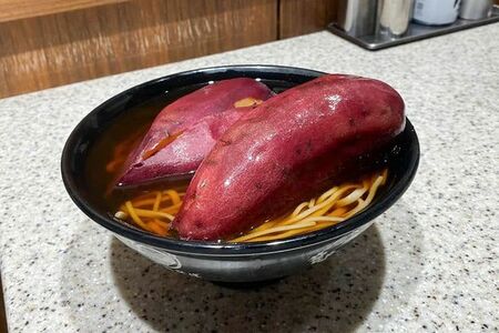 時折ツイートされる『富士そば』のボツメニューもビジュがヤバい。こちらは焼き芋そばか