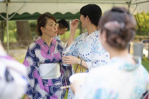 戸惑いや躊躇いの表情を浮かべる参加者を見つけると、すかさず声をかける