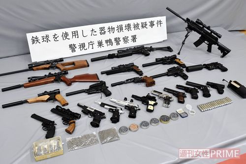 院長室や倉庫などから押収されたエアガンと金属弾。違法な改造を施したと思われるものも