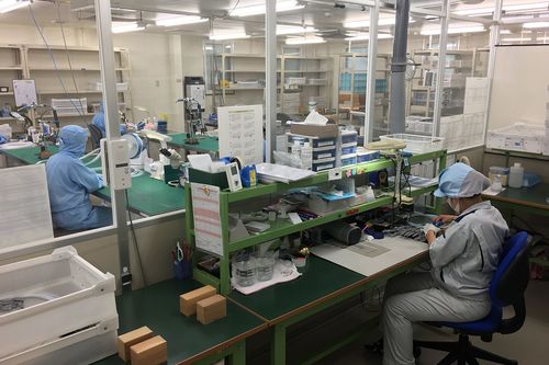 多くのシングルマザーが活躍する職場。きびきびと働く姿が印象的だ