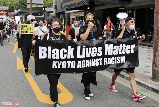 京都で先月行われた人種差別反対デモには1000人の参加者が集まった