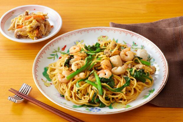 【夕】上海焼きそばと余り野菜のだし煮　撮影／KATOMI（STUDIOEYE）