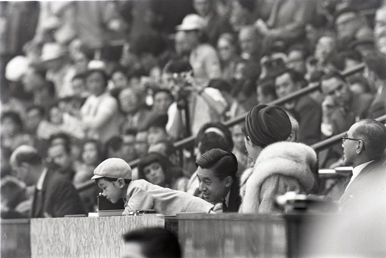 '64年の東京オリンピックを国立競技場でご観戦される天皇皇后両陛下と徳仁さま（当時）