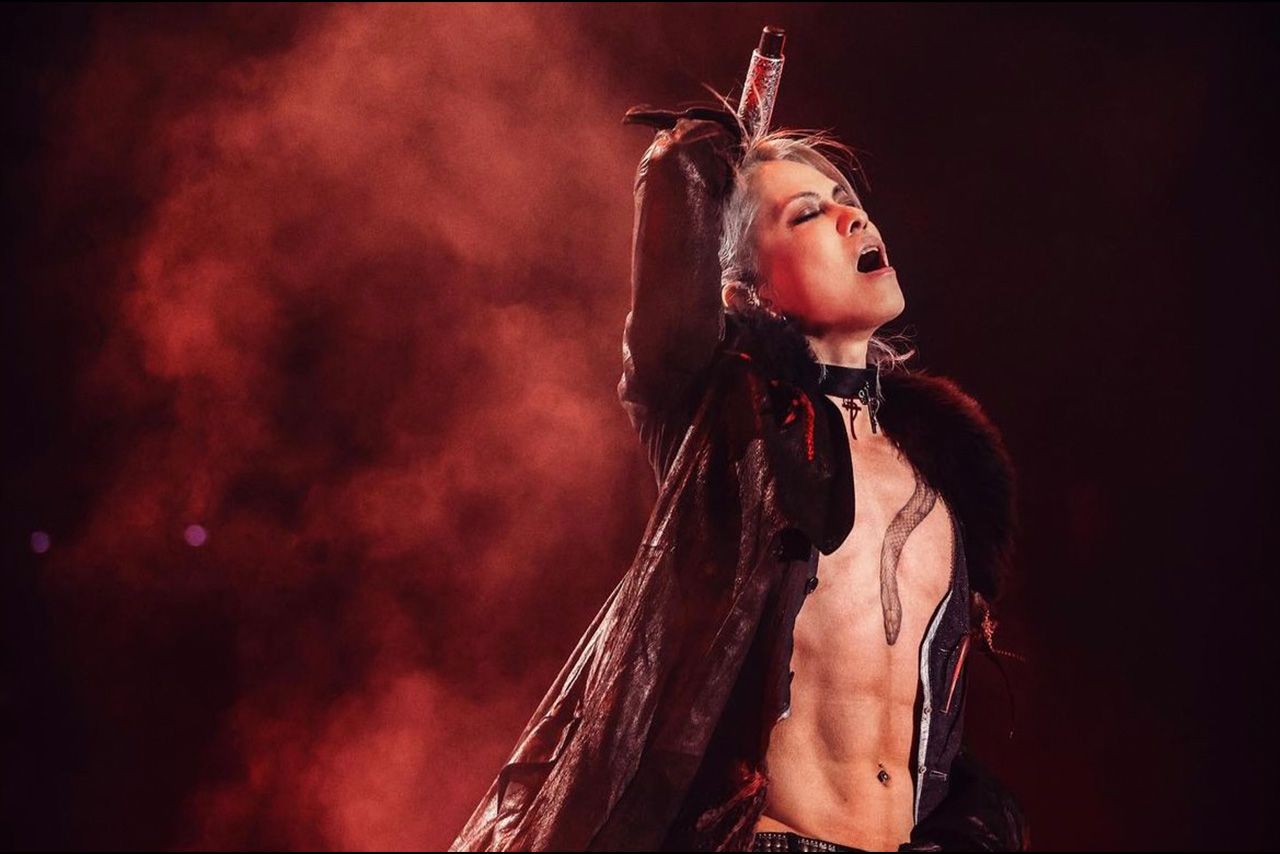 シンプルだが存在感のある蛇のタトゥー（HYDEインスタグラムより）