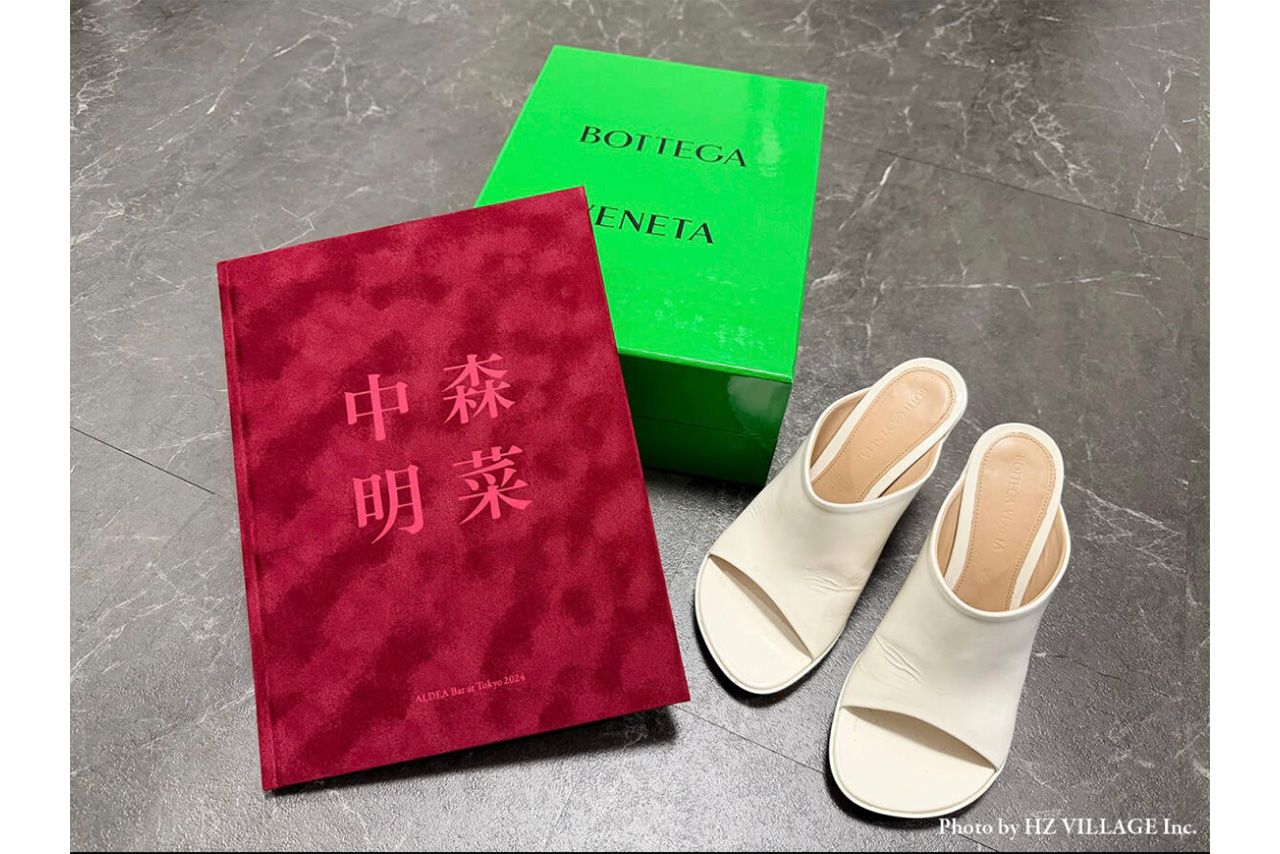 オークションに出品された中森明菜の高級靴と写真集