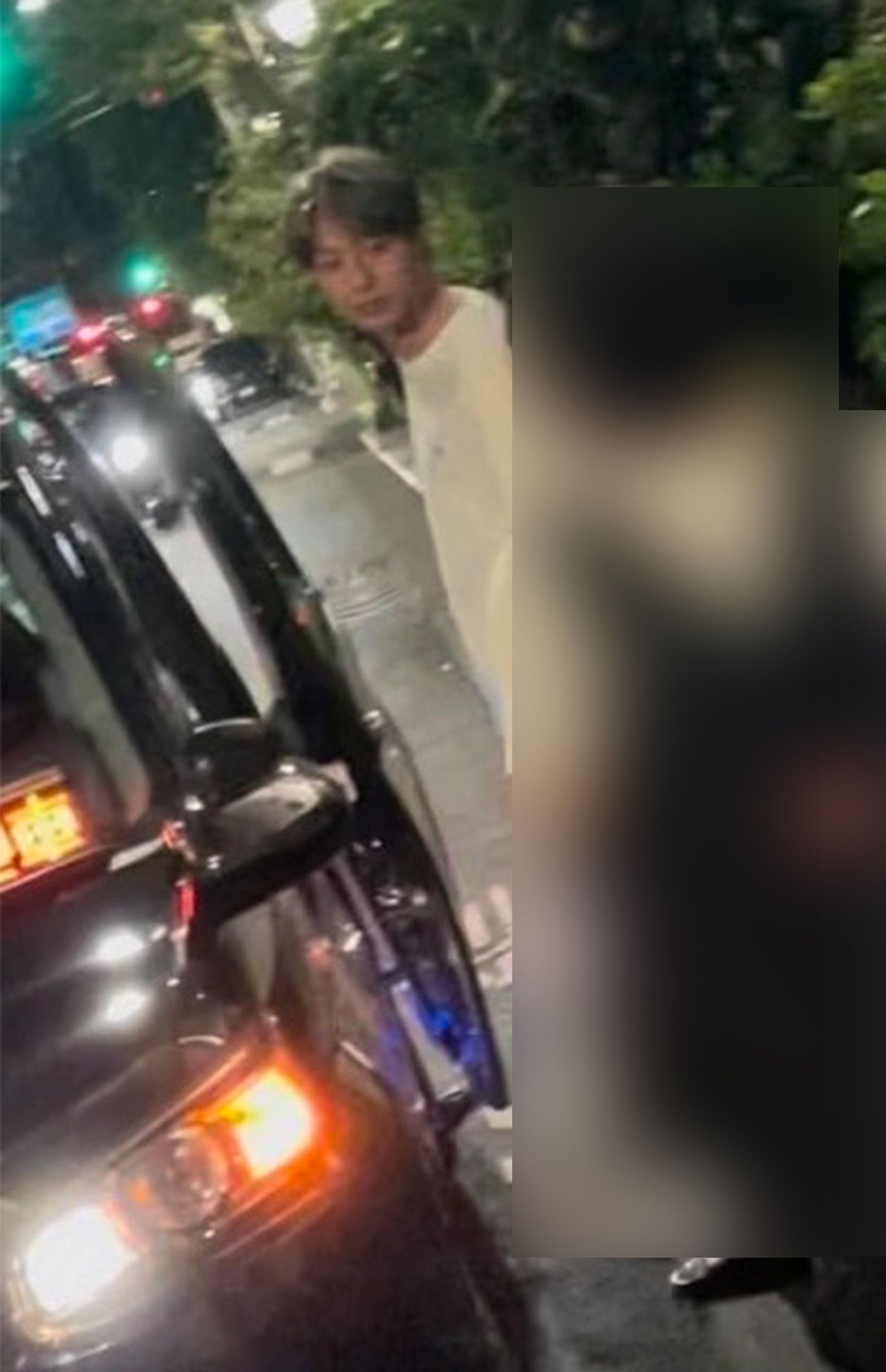 タクシーに乗り込むところの作間