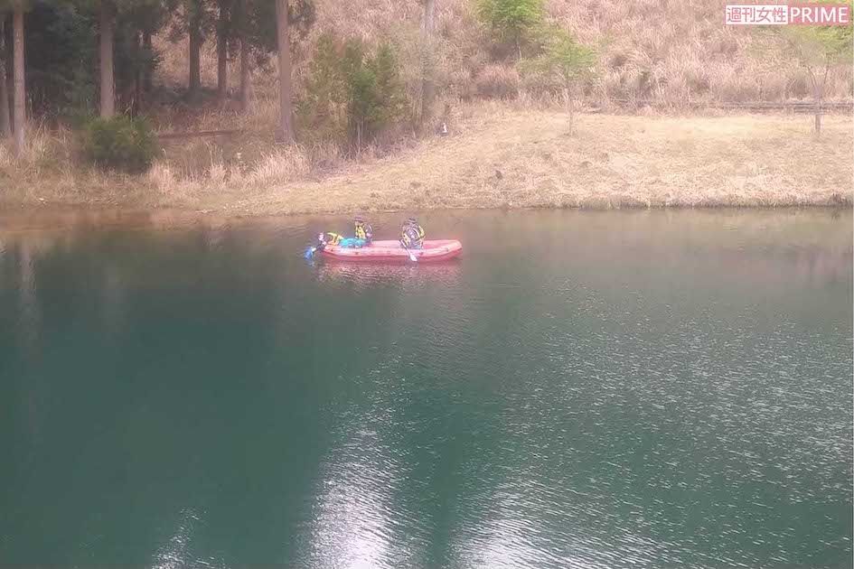 警察が結希さんの遺留品を捜索している、遺体が遺棄された現場近くの池