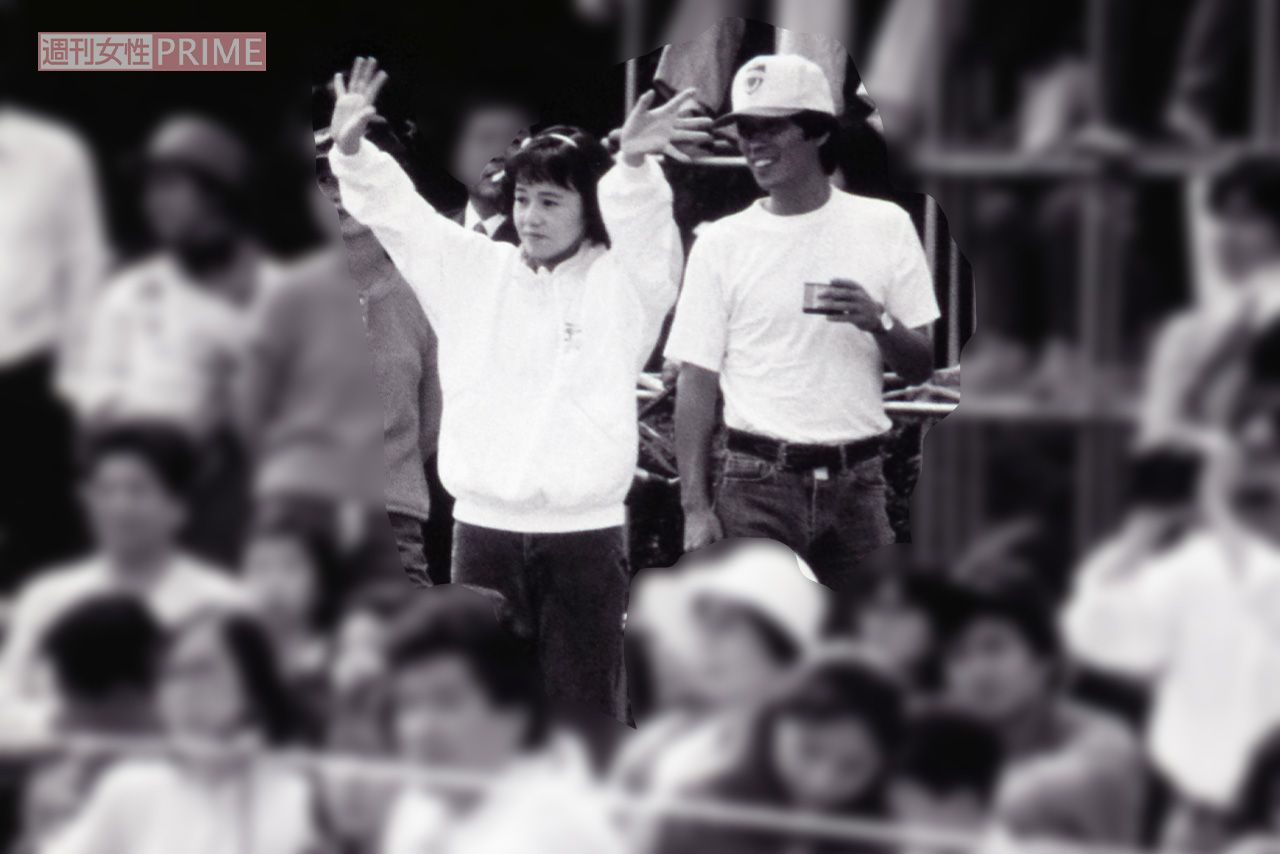 1990年10月、子どもの運動会に参加した明石家さんまと大竹しのぶ