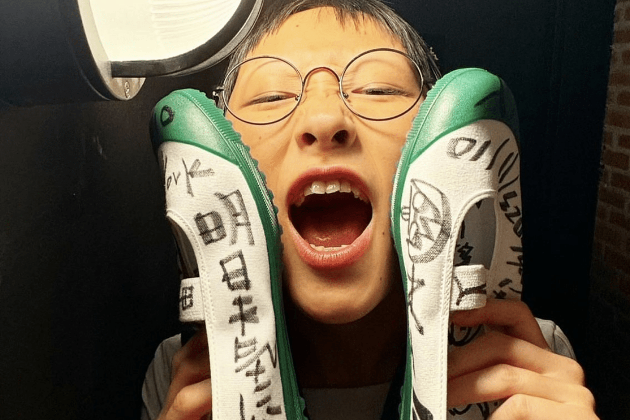 11月中旬には、眉毛を全剃りした姿を披露（インスタグラム）