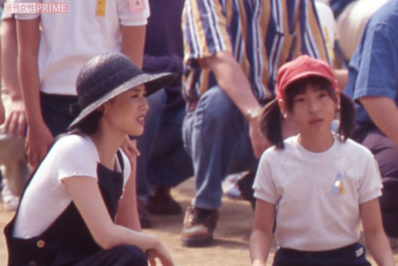 談笑しながら運動会の親子競技の出番を待つ神田沙也加さん（当時11歳）と松田聖子（1997年10月）