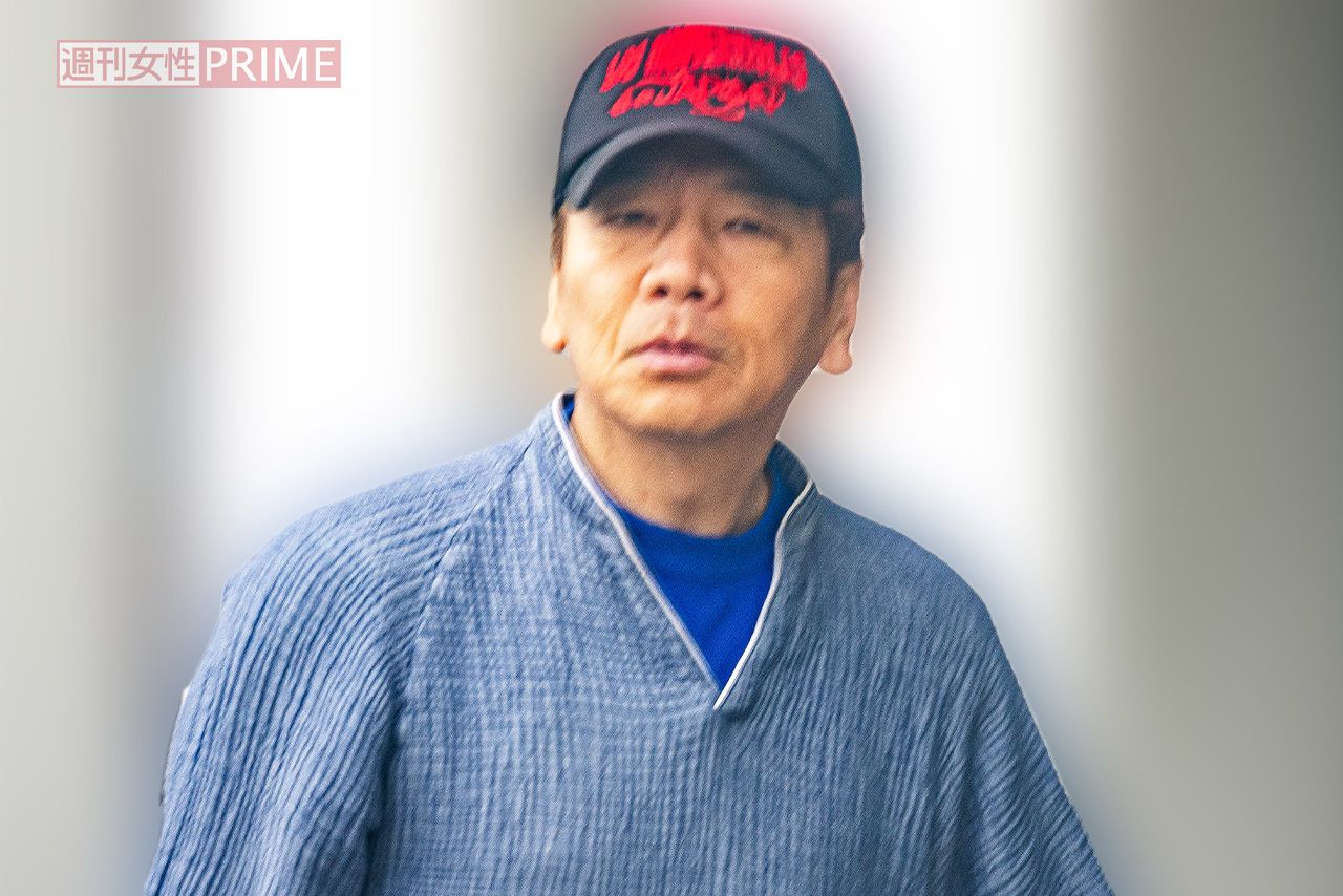 2025年5月下旬の朝、自宅から出てきた上田晋也。帽子をかぶっていても“メディア王”のオーラが