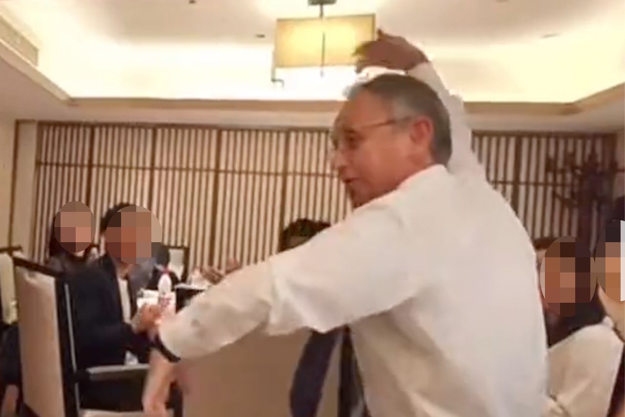 SNS上で拡散された玉城デニー知事のカチャーシー動画