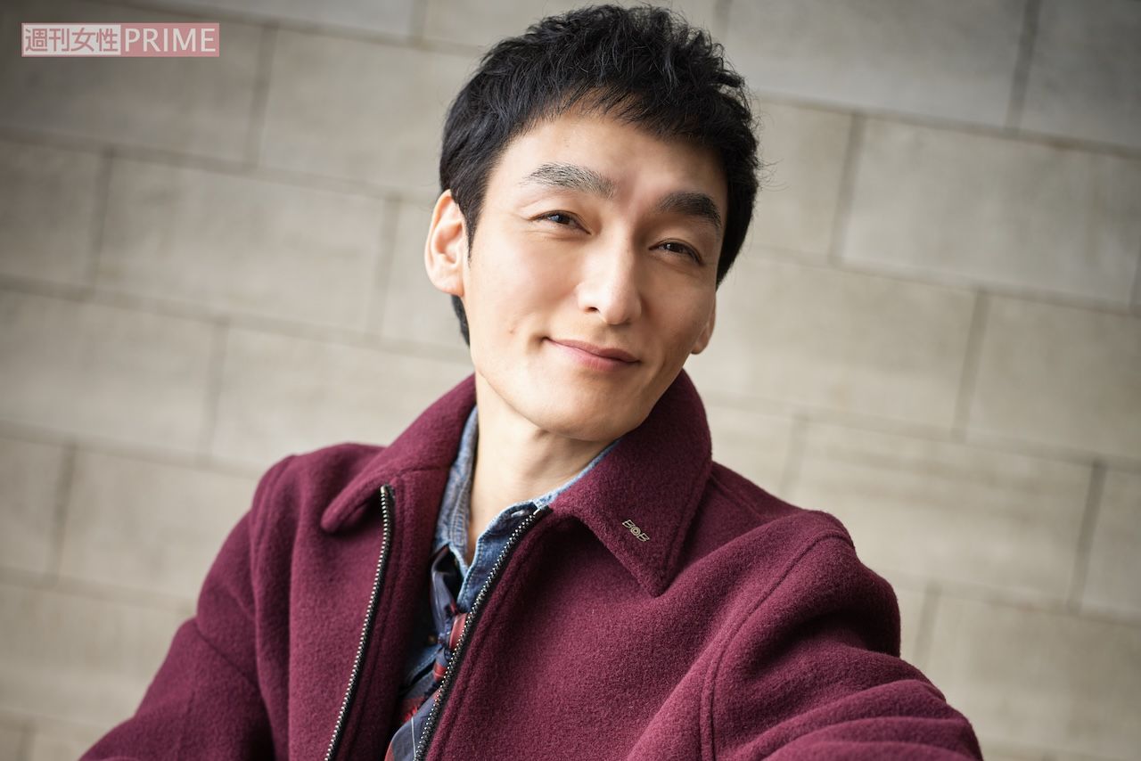 草なぎ剛　撮影／廣瀬靖士　ヘアメイク／荒川英亮　スタイリスト／黒澤彰乃　衣装協力／ジャクソン・マティス （ヒラクPR）、ボブ （タキヒヨー）　撮影協力／PROPS NOW、BACKGROUNDS FACTORY