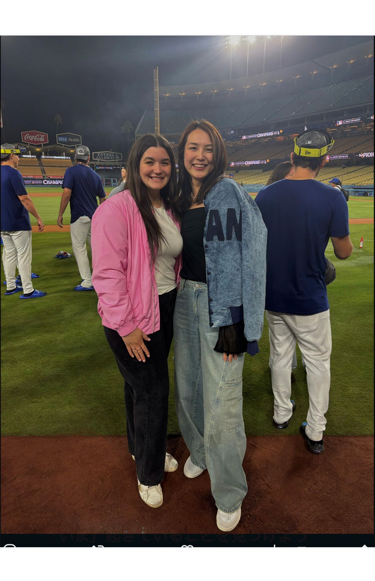 地区優勝後にグラウンドでツーショットを撮った真美子さんとアニサさん（アニサさん公式Xより）