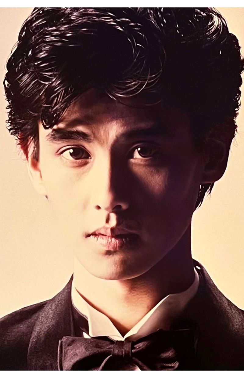 野村宏伸は2万3000人の中から選ばれデビュー。1980年代のころはアイドル的な人気で写真集や歌も出していた