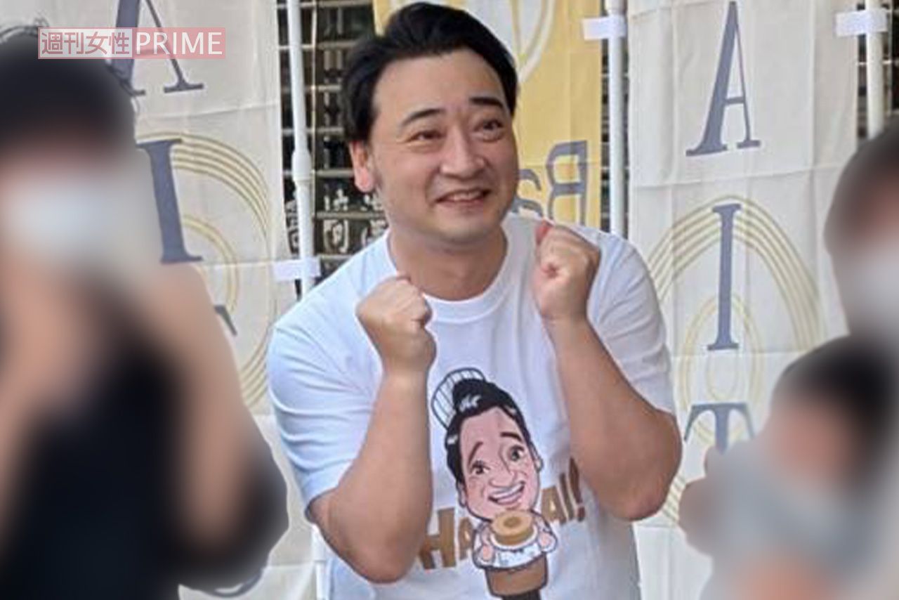 販売会で記念撮影に応じた元ジャングルポケット斉藤慎二被告