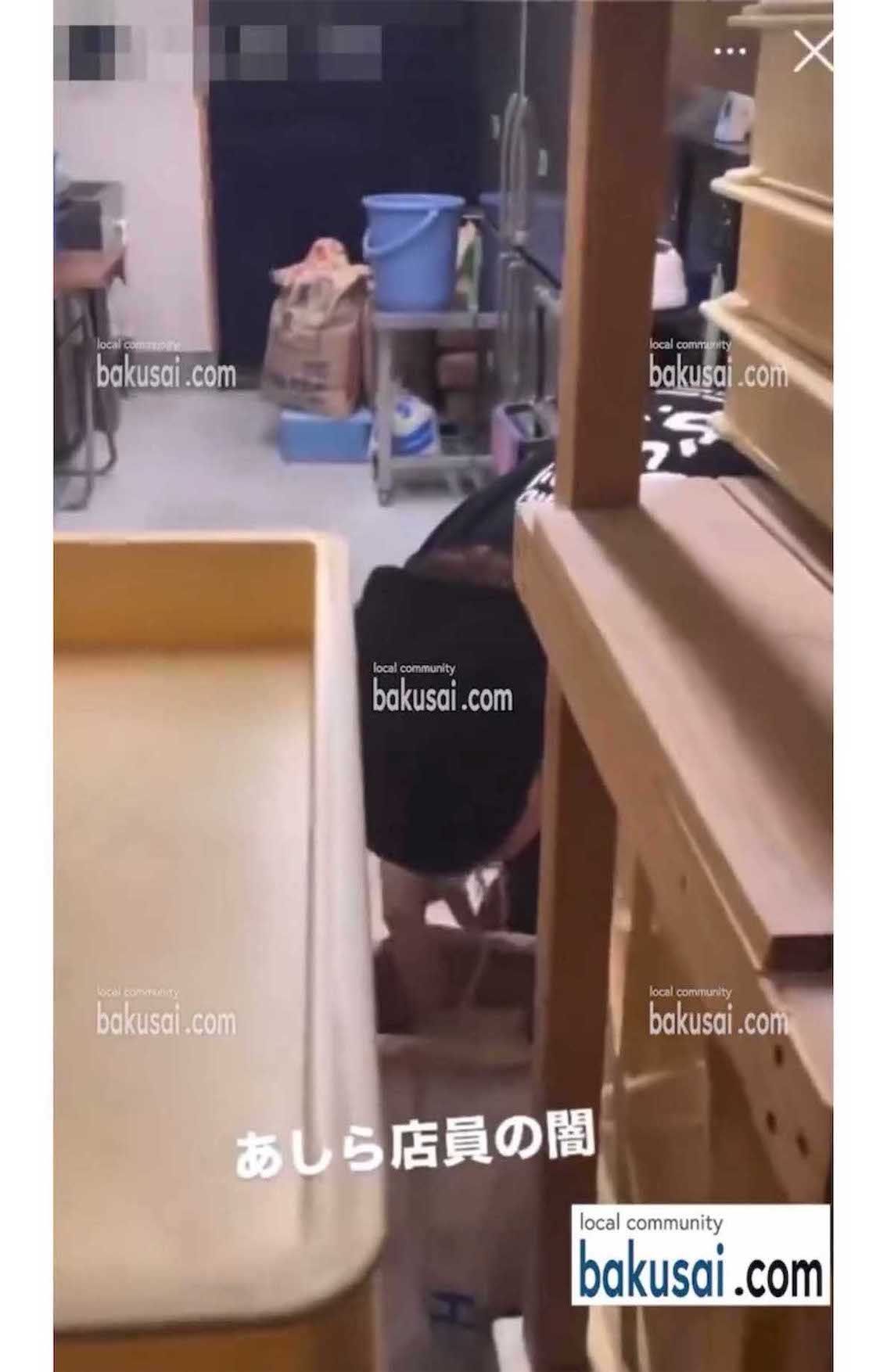 ネットで拡散されているバイトテロ動画。新潟県にある『荒川らーめん魂あしら』のバックヤードと思しき場所で従業員と思われる男性が、茹でる前の麺を素手でパクパクと口に（『爆サイ.com』の公式Xより https://x.com/bakusai_com/status/1850759396655329745）