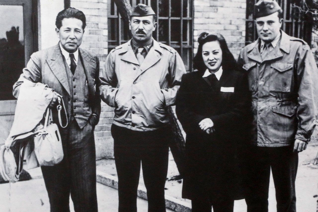 昭和21年、上海から引き揚げてきた山口（右から2人目）。前年8月終戦、上海で軟禁状態になり漢奸の疑いをかけられたが日本人であることが証明され、死刑を免れた