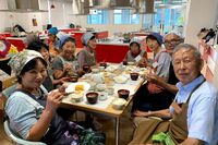 コロナ禍での“孤立”に負けない！ 高齢者がZoomで料理やヨガを楽しむ異色の取り組み「シニア食堂」