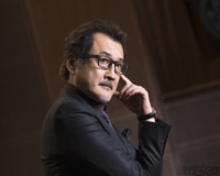 吉田鋼太郎、大人の色気を語る「家庭に落ち着けないからかな」