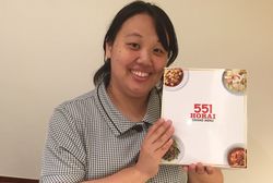 「夏はアイスキャンデーも人気です」と営業部の八田さん。1日に10万本が売れる