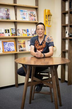 社内にあるYouTube撮影スタジオ。「現役でいるため筋トレは欠かさない」と笑う　撮影／齋藤周造