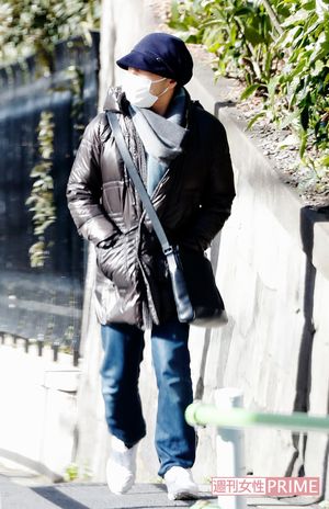 2月初旬、昼過ぎに自宅マンションから徒歩で外出する香川