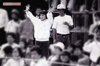 1990年10月、子どもの運動会に参加した明石家さんまと大竹しのぶ