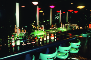 裕次郎さんの指定席があった「バー・ゴンドラ」のカウンターからは、きれいな夜景が望めた