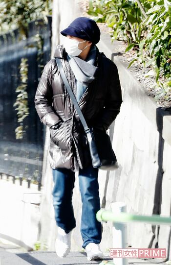 2017年2月初旬、昼過ぎに自宅マンションから徒歩で外出する香川