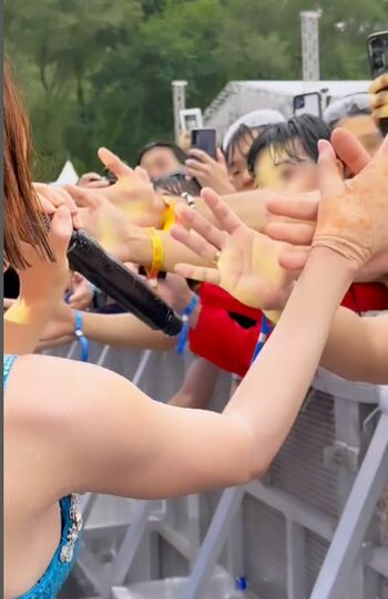 2023年7月、韓国の『S2O』で観客前でパフォーマンスを披露、ハイタッチに応じるDJSODA（公式インスタグラムより）