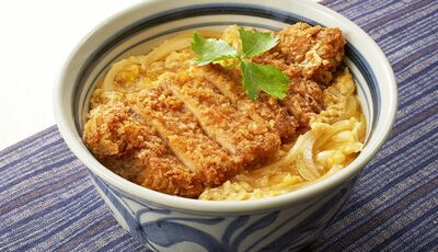 飲食店が提供したカツ丼の肉が“生肉”すぎて炎上…店舗担当者の回答とSNSに浮上した“素朴な疑問”