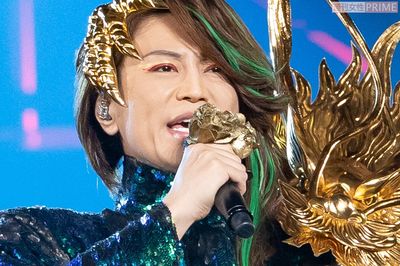 氷川きよし、テーマは“七色”！ 20周年コンサートで観客に「いいんですか？」