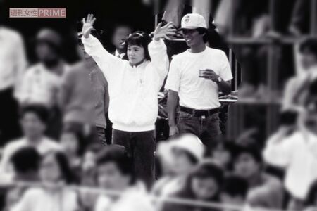 1990年10月、子どもの運動会に参加した明石家さんまと大竹しのぶ