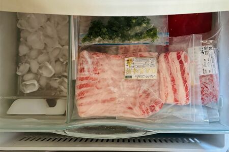 「冷凍庫はほどほどの量をキープ」。食材は邪魔なトレイを外し、包んであったラップで包み直す