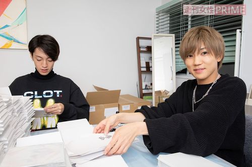 封筒に入れる班と、ロウを溶かして封をするシーリングスタンプ班に分かれての作業です　撮影／矢島泰輔