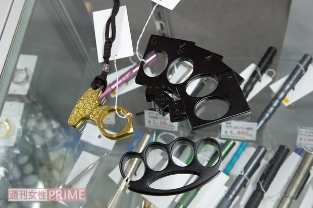 トランプ型など、めずらしいデザインもあるメリケンサック各種