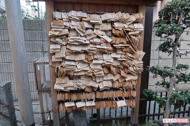 びっしり結びつけられた絵馬。年内にお炊き上げされるという