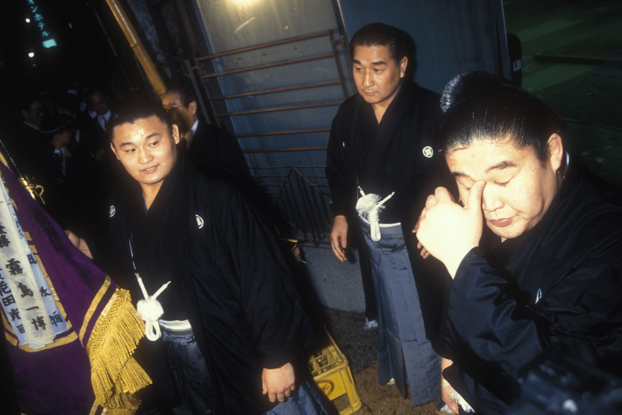 現役時代の貴花田（貴乃花）と若花田（若乃花）。後ろで見守るのは2人の父であり師匠の二子山親方（元大関・貴ノ花）