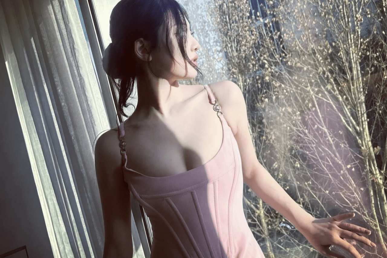 ニンニンが着用した、胸元がざっくりと開いた『ヴェルサーチ』のドレス(公式インスタグラムより)