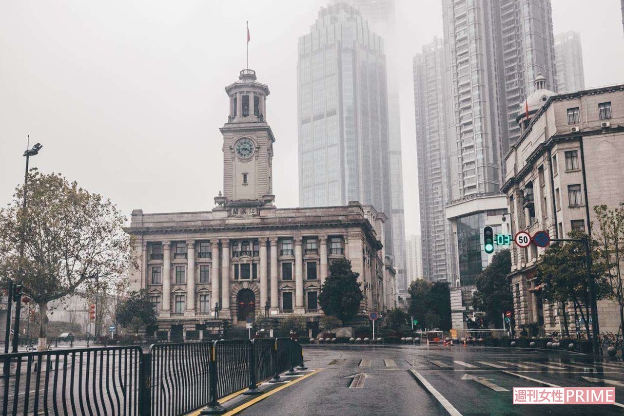 封鎖中ーーゴーストタウンとなっていた武漢。人を見かけても商店内の行列か防護服を着ている人ばかり