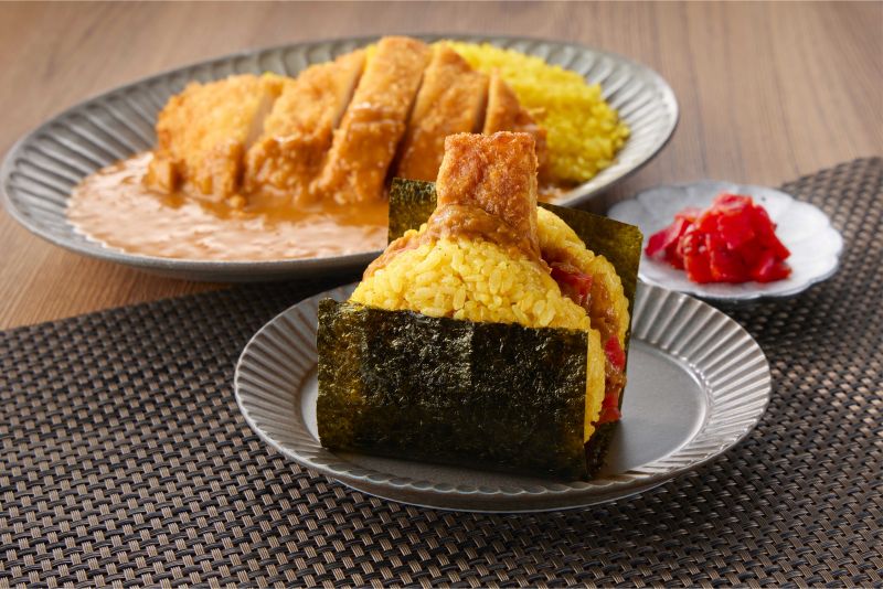 （イメージ）はみだしすぎィ！なカツカレーおにぎり／『ドン・キホーテ』運営会社提供