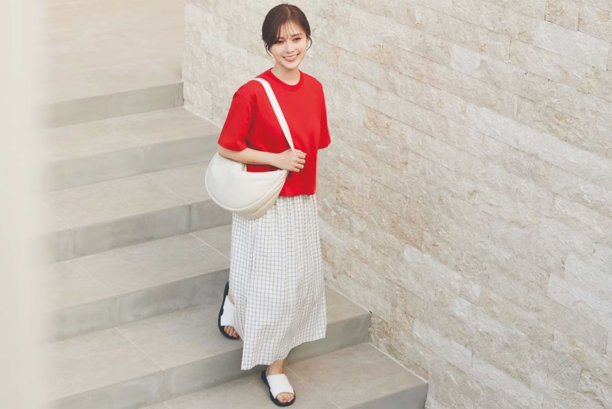 「おばさんに見える」と指摘された白石麻衣のユニクロ着こなし（公式ホームページより）