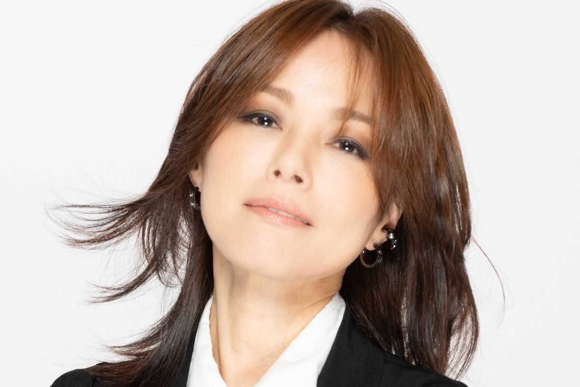 相川七瀬（あいかわ・ななせ）1975年生まれ、大阪府出身。'90年、ソニーミュージック主催のオーディションに出場し、シンガー・ソングライターの織田哲郎と出会い、'95年11月、シングル『夢見る少女じゃいられない』でデビュー。以降、ヒット曲を連発し、'96年、アルバム『Red』が売り上げ270万枚を超える。'26年11月2日には、デビュー30周年のファイナルを飾る日本武道館公演を開催。現在は音楽活動と並行して、國學院大學大学院で「祭り」の研究も行っている。