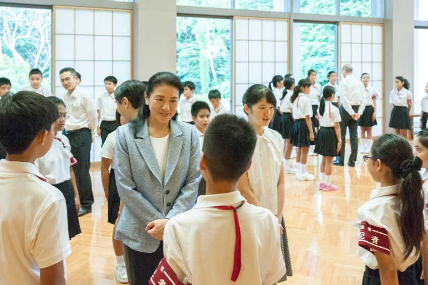 2016年8月　北海道函館市と沖縄県から選ばれた豆記者62人と、約1時間懇談されたご一家。中学3年生だった愛子さまは、同世代や年下の豆記者と触れ合い、笑顔を見せる場面も　