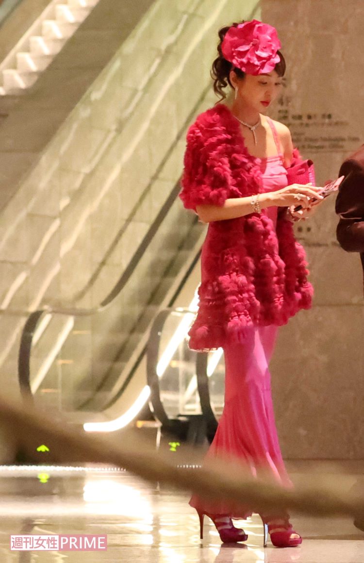 神田うのは、ド派手なピンクのドレスを着て参加