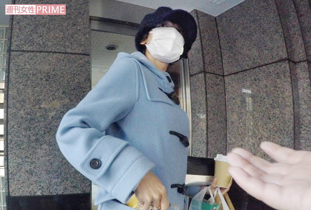 記者の質問に対しては、目を見てしっかりと答えていたが……