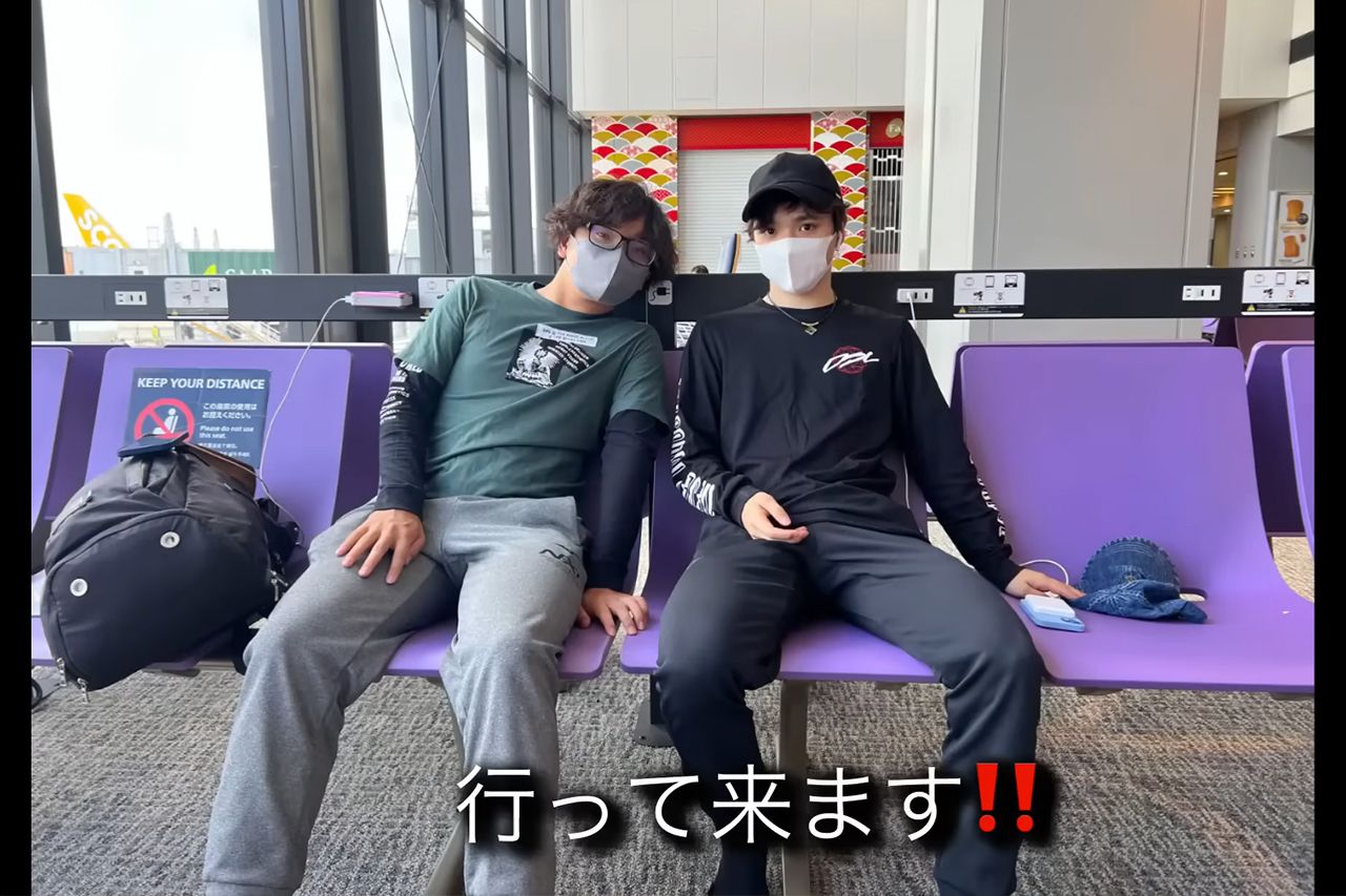 愛犬に見送られスイスに出発した宇野昌磨（右）と弟の樹（樹のYouTubeチャンネルより）