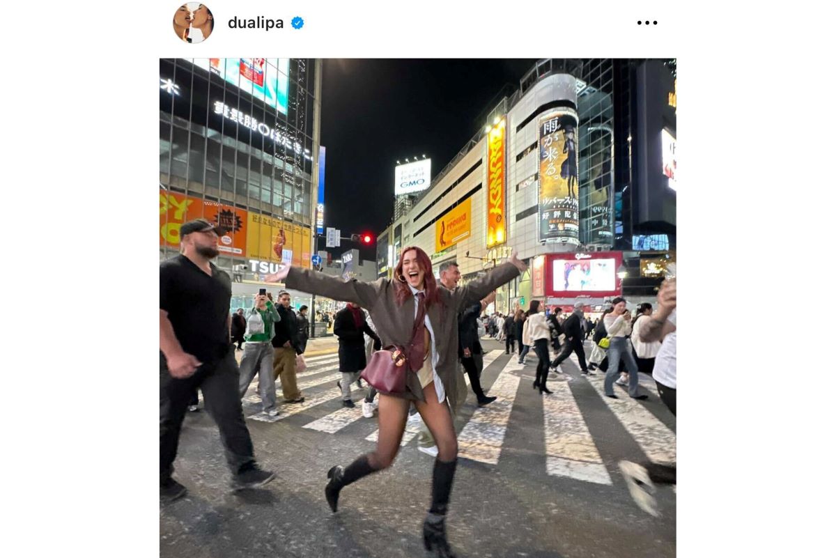 “ノーパンツ”スタイルで渋谷のスクランブル交差点を闊歩（デュア・リパのインスタグラムより）