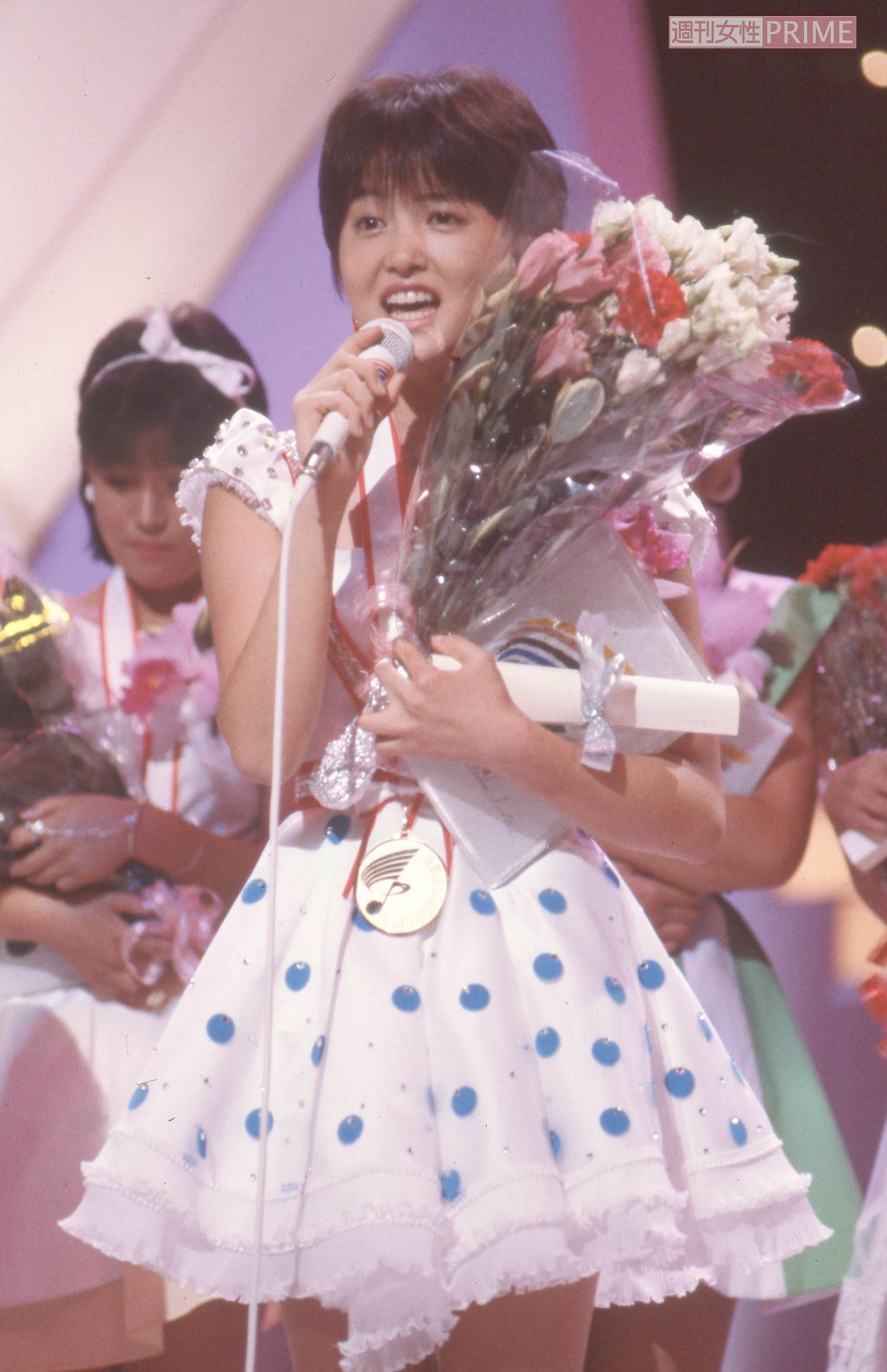 第3回『メガロポリス歌謡祭』で花束を受け取り喜びを伝える荻野目洋子（1984年）